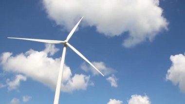 Rüzgar türbinleri elektrik depolama videosu oluşturuyor