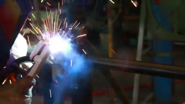 Robotnik Spawający Fabryce Jak Iskry Latają — Wideo stockowe