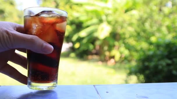 Cola Soda Gießt Eis Breit — Stockvideo