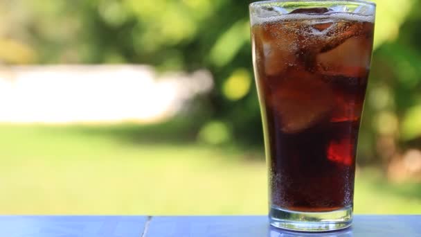 Cola Soda Versando Nel Ghiaccio — Video Stock