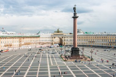 Kışlık Sarayın pencerelerden Palace Meydanı'nın görünümü. St. Petersburg, Rusya Federasyonu
