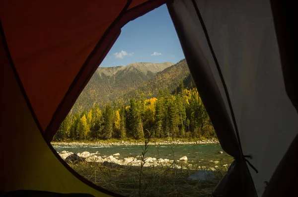 Nehir ve dağlarda çadır sabahtan görünümü