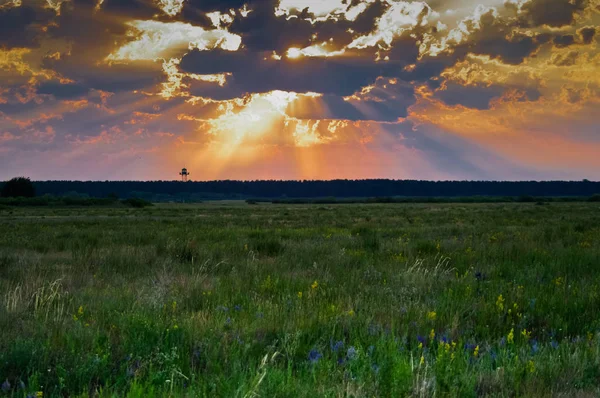 Stralen Van Zon Door Wolken Bij Zonsopgang — Stockfoto