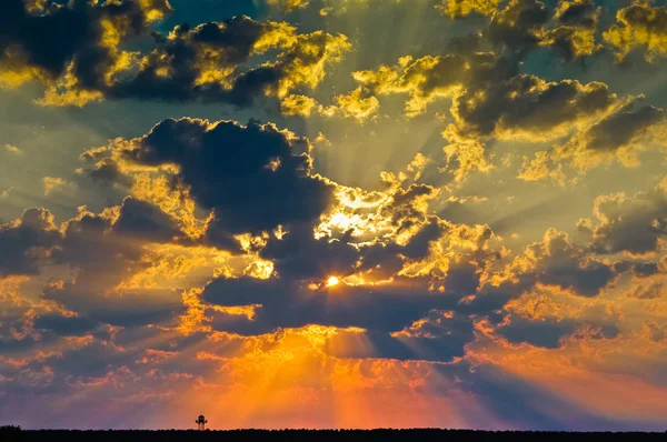 Stralen Van Zon Door Wolken Bij Zonsopgang — Stockfoto