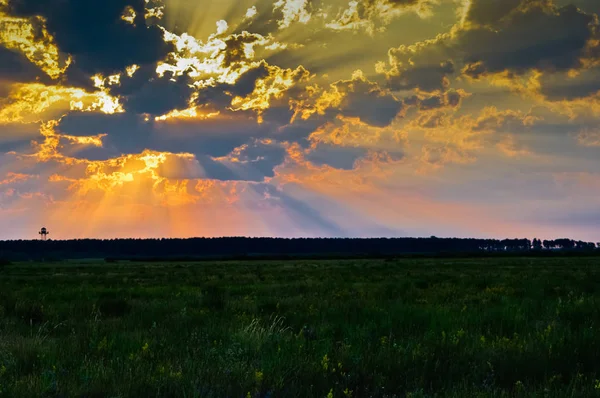 Gündoğumu, bulutların arasından güneş ışınları