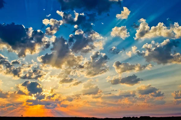 Rayos Sol Través Las Nubes Amanecer —  Fotos de Stock