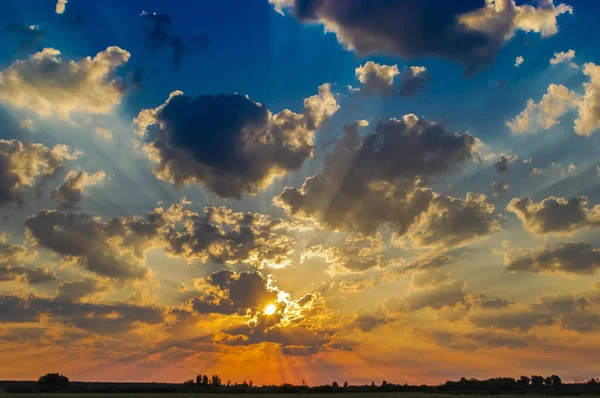 Gündoğumu, bulutların arasından güneş ışınları