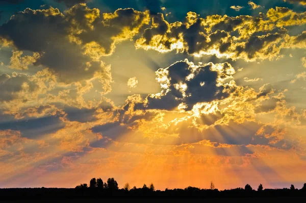 Gündoğumu, bulutların arasından güneş ışınları