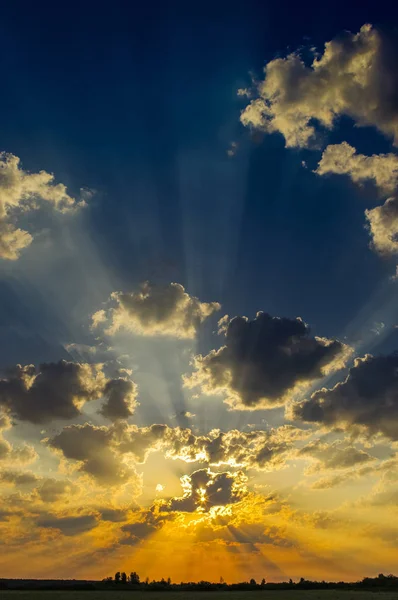 Stralen Van Zon Door Wolken Bij Zonsopgang — Stockfoto