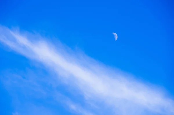 Hilal ve mavi gökyüzünde bulutlar