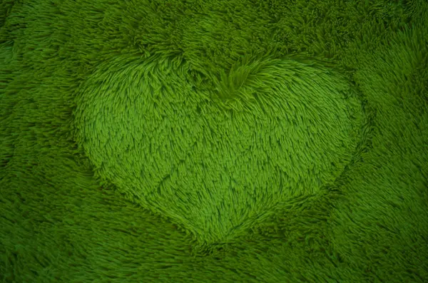 Yeşil yün kalp. Çimenler gibi görünüyor