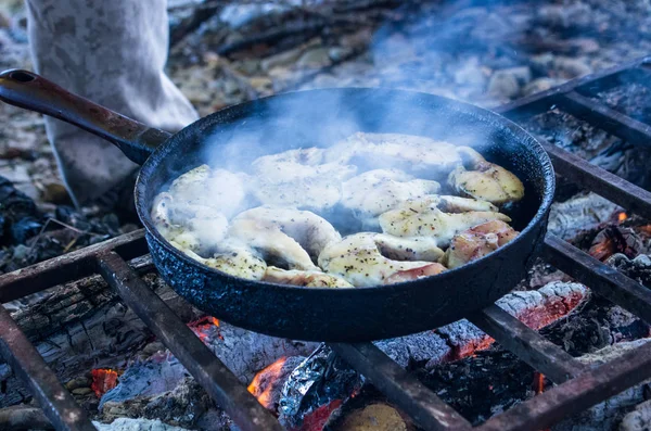 Kamp kamp ateşi balık kavurma