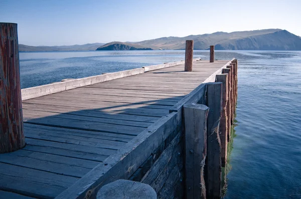Deniz baykal iskelede Olkhon Adası arka plan üzerinde