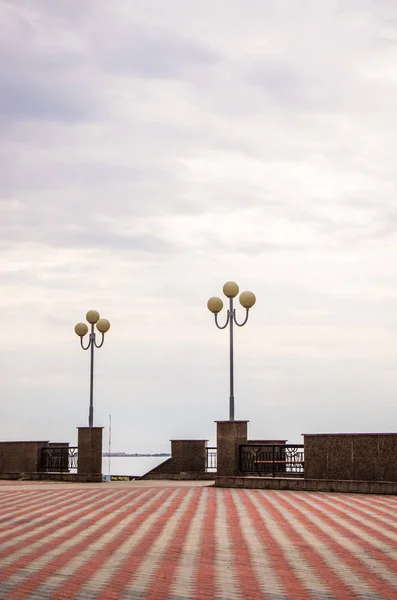 Sesi kaldırım döşeme ve fenerler nehir dolgu üzerinde