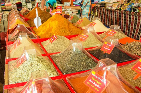 Piramitleri Türk pazarında çok renkli baharat