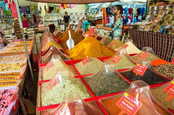 Piramitleri Türk pazarında çok renkli baharat