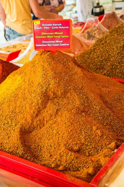 Piramitleri Türk pazarında çok renkli baharat