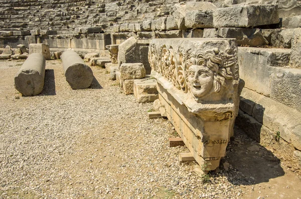 Türkiye'de antik Yunan amfi tiyatro kalıntıları taş maskesi