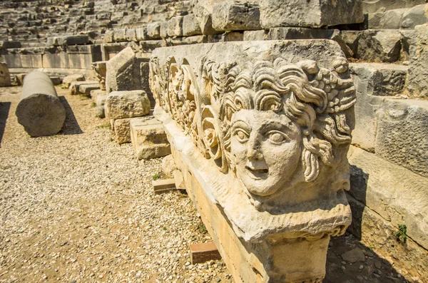 Каменная Маска Руинах Древнегреческого Амфитеатра Турции — стоковое фото