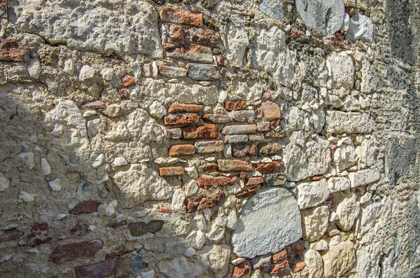 ギリシャ遺跡の古代の多色の石の石壁 — ストック写真