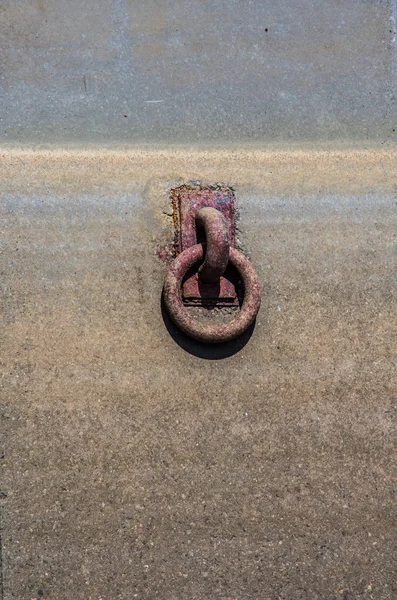 İskelede demirleme halkası