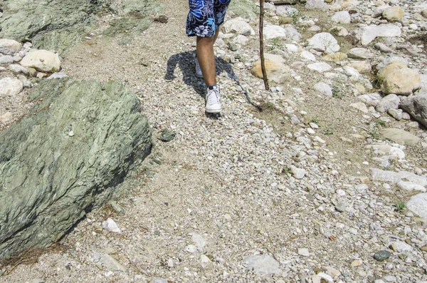 Πόδια Ανδρών Λευκά Αθλητικά Παπούτσια Περπατώντας Κατά Μήκος Του Βουνού — Φωτογραφία Αρχείου