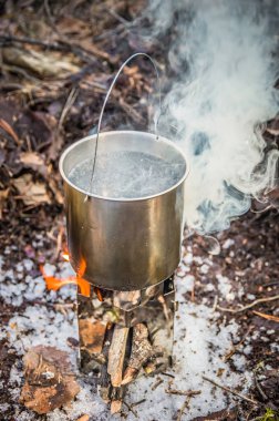 Melon soba, bir yürüyüş üzerinde bir kamp ateşi kaynar suyla hiking