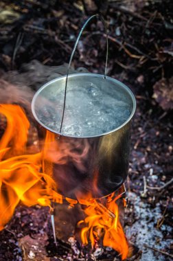 Melon soba, bir yürüyüş üzerinde bir kamp ateşi kaynar suyla hiking