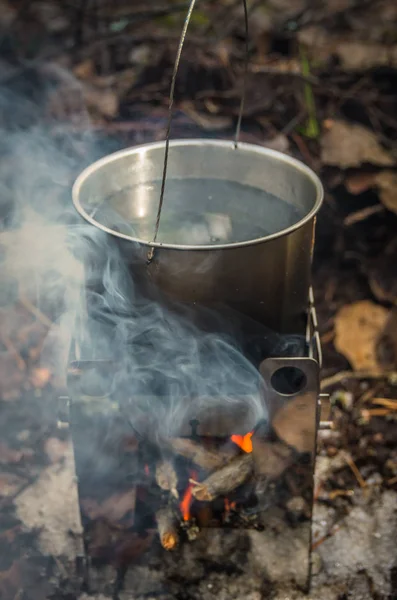 Melon soba, bir yürüyüş üzerinde bir kamp ateşi kaynar suyla hiking