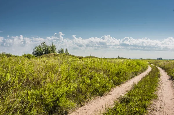 Sandy köy yolunda karşı komutayı gökyüzü ve bulutlar geçiyor