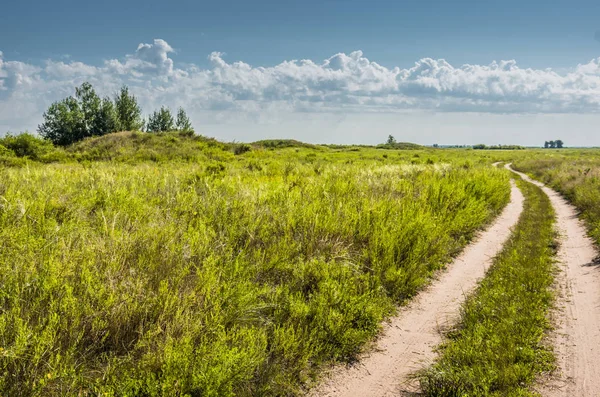 Sandy köy yolunda karşı komutayı gökyüzü ve bulutlar geçiyor