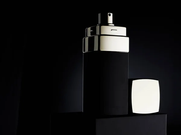 Koyu bir arkaplan üzerinde siyah kutu parfümü ve solda ücretsiz kopya alanı