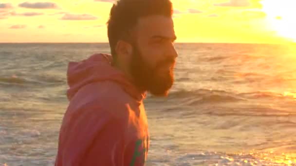 Le type à la barbe admire la mer à l'aube — Video