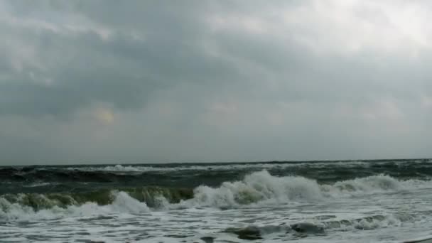 Cuaca Berawan Dengan Kemarahan Lautan — Stok Video
