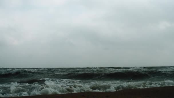 Vista delle onde stong dalla costa — Video Stock