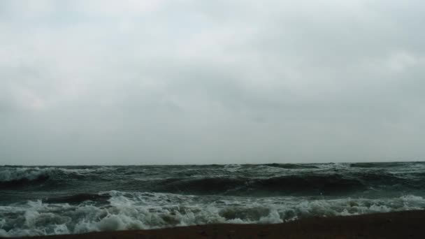 Uitzicht op Stong golven vanaf de kust — Stockvideo