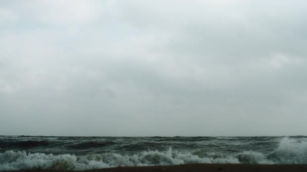 Océano en movimiento lento Ondas en tiempo nublado — Vídeo de stock