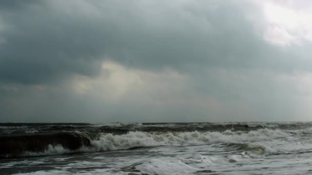 Lassan mozgó óceán hullámai felhős Időjárás — Stock videók