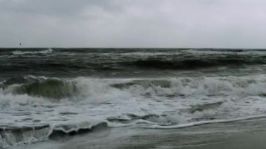 Azgın bir denizde köpüklü dalgalar