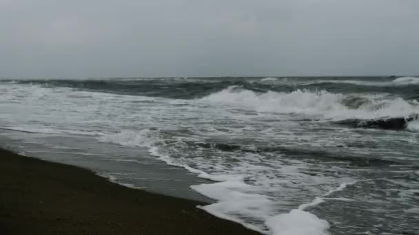 阴天肆虐的海浪 — 图库视频影像