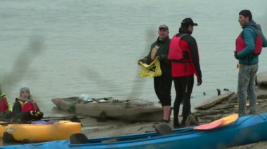 Erkekler yarışmadan önce konuşur