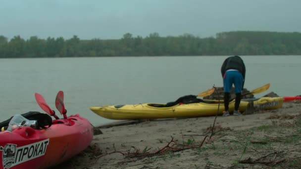 男人把桨放在独木舟上 — 图库视频影像
