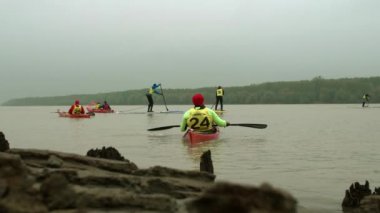 Adam kıyıdan kanoyla başlıyor.