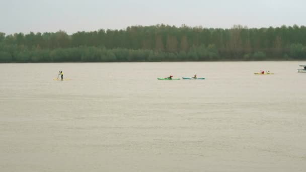 Reni, Odessa Ukraine - 04.17.2019 : Vue lointaine des nageurs sur les kayaks et les canots en arrière-plan d'un navire 