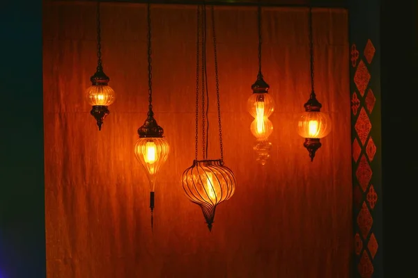 Hängande Från Taket Brinnande Lampor Orientalisk Stil Varmt Ljus — Stockfoto