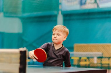 Çocuk oyun Masa Tenisi tenis koridorda konsantre