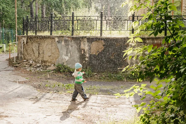 Маленький Мальчик Летом Бегает Парку Слепым Дождем — стоковое фото