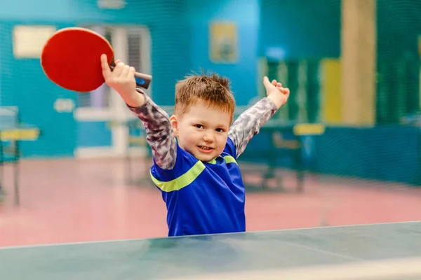 Tenis Koridorda Duran Elleri Iki Yanda Yayılan Neşeli Mutlu Bir — Stok fotoğraf