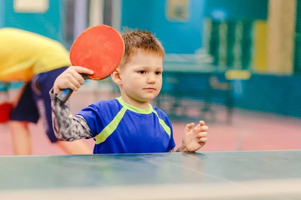 Neşeli Mutlu Küçük Çocuk Ayakta Tenis Salonu Tenis Salonu Tenis — Stok fotoğraf