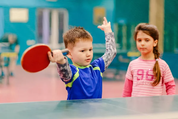幸せな小さな男の子テニス ホールに立って 側面に手を広めます テニス テニス ラケット — ストック写真